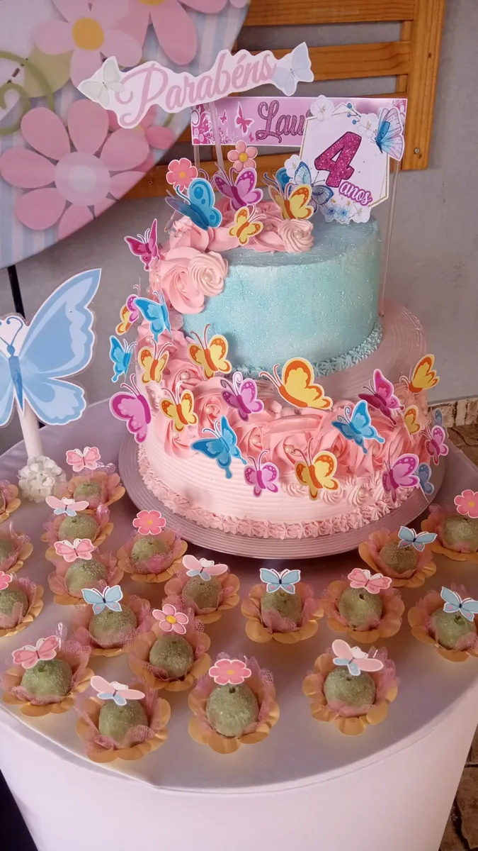 Bolo de dois andares com tema borboletas