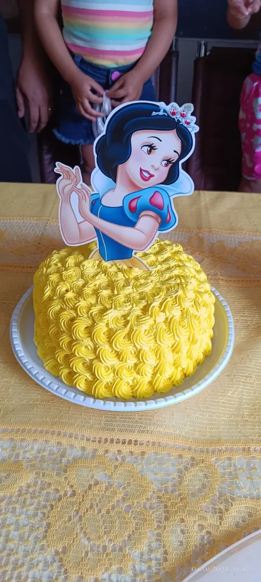 Bolo personalizado com tema Branca de Neve
