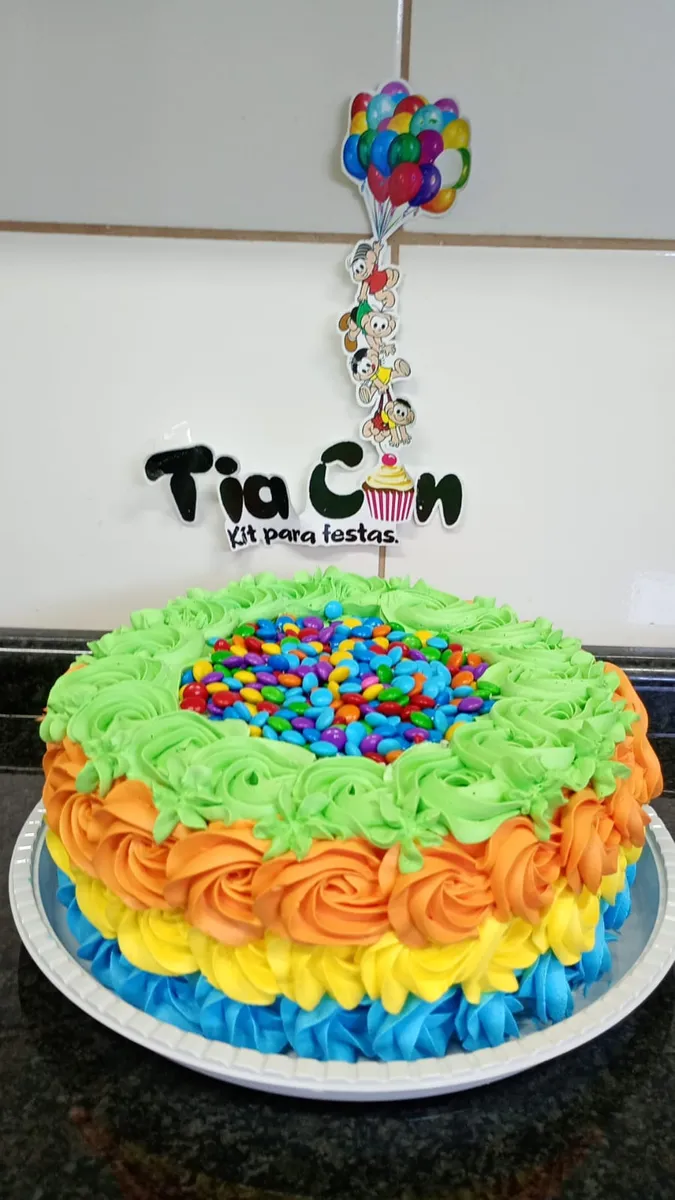 Bolo colorido decorado com confeitos