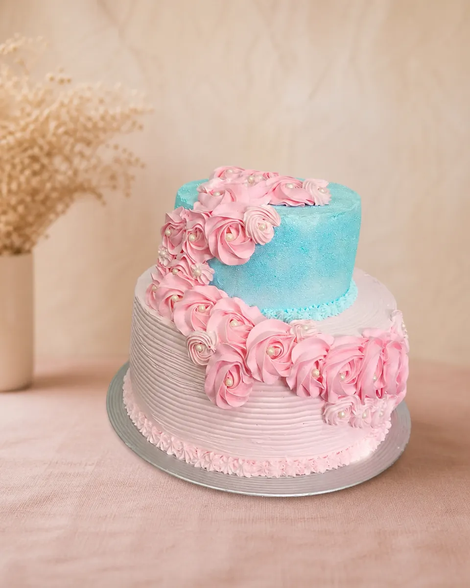 Bolo de dois andares azul e rosa com decoração de rosas