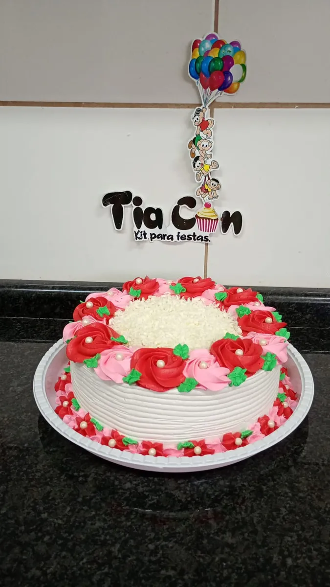 Bolo branco decorado com rosas vermelhas