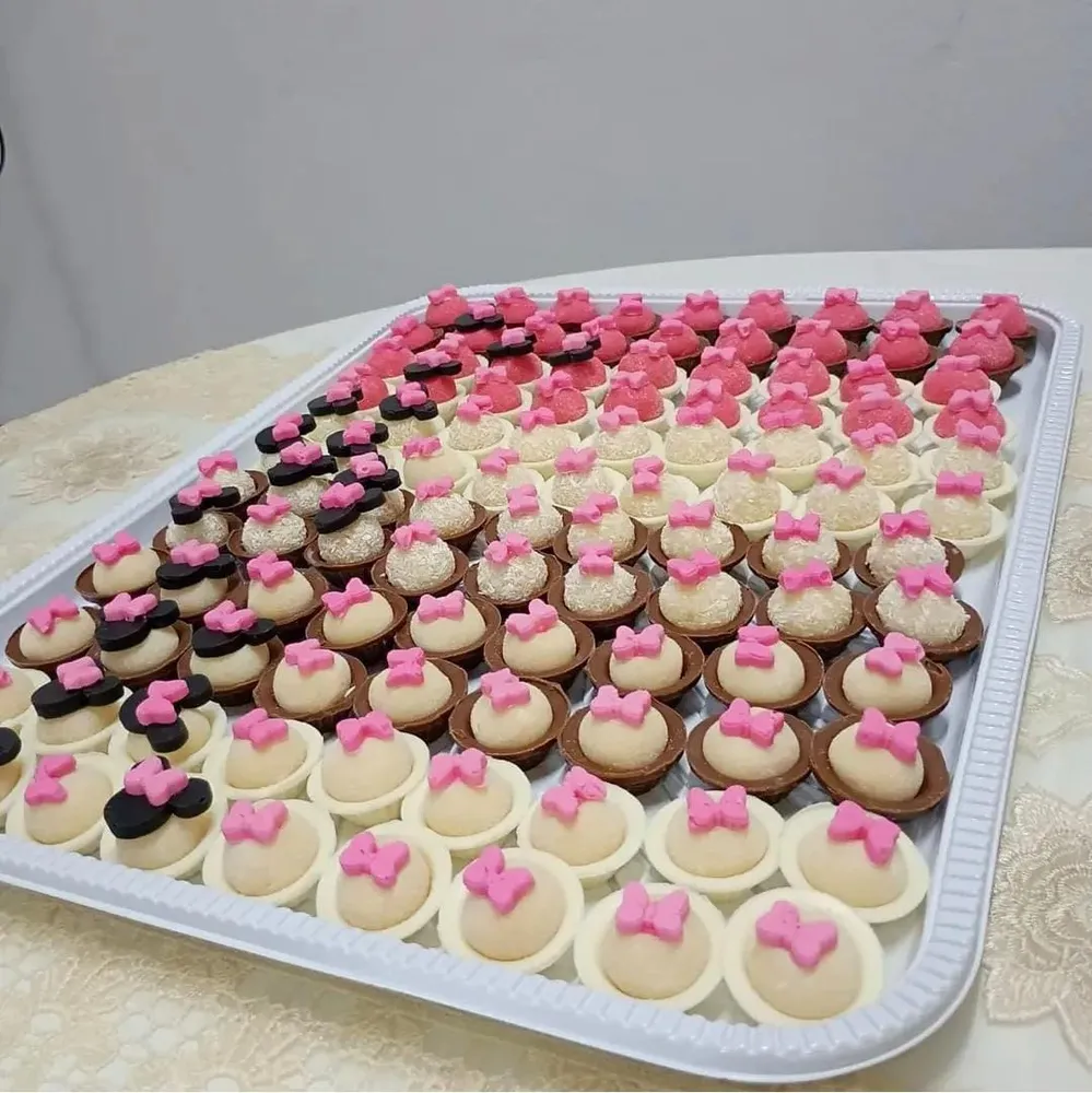 Docinhos personalizados com tema Minnie preparados pela Tia Con